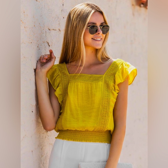 Neckline Resort Top - Picture 1 of 4